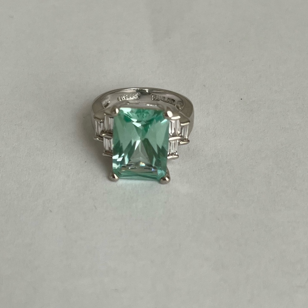 Stunning Silver and Green Gemstone Ring